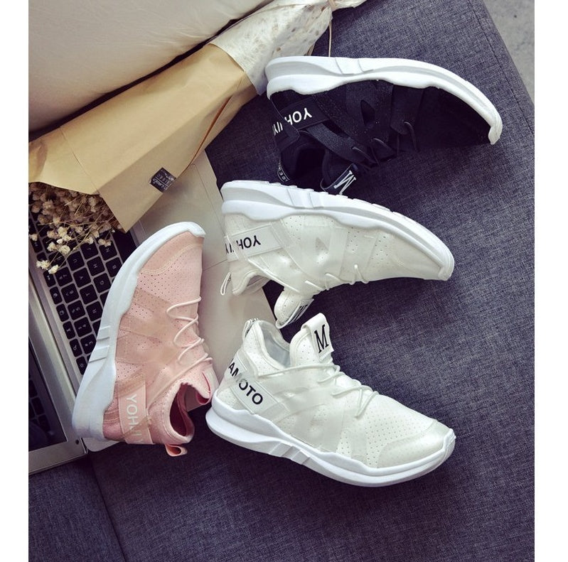 Flat-soled sports shoes