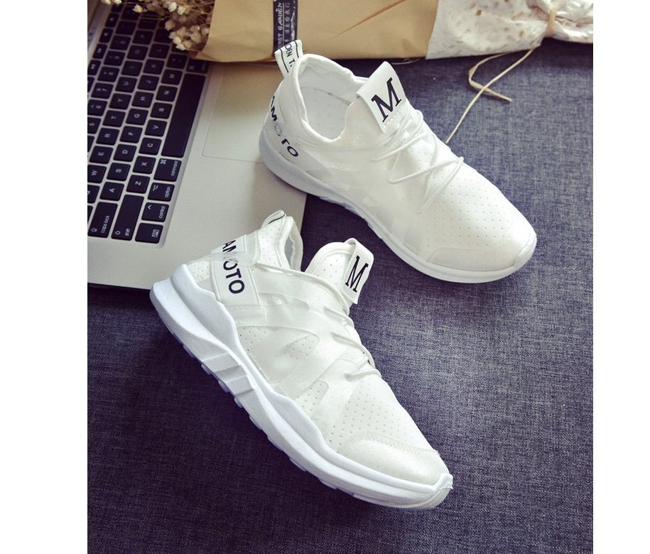 Flat-soled sports shoes