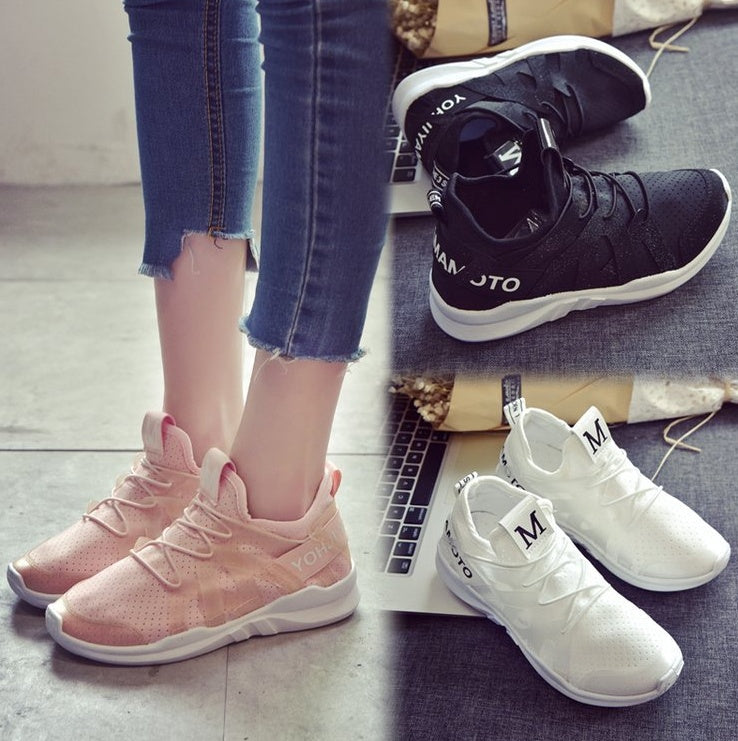 Flat-soled sports shoes