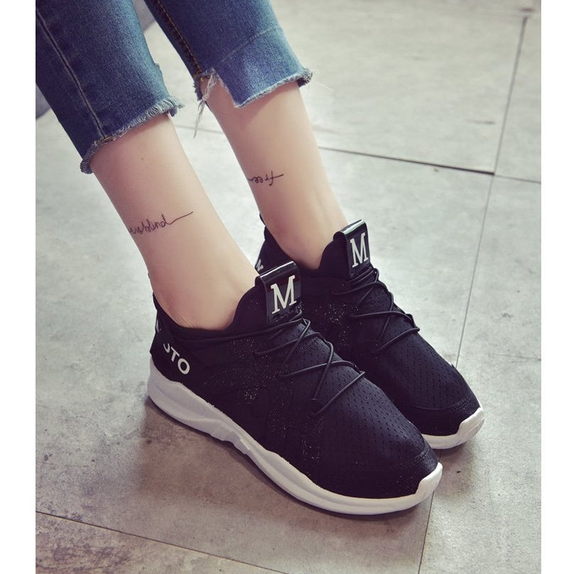 Flat-soled sports shoes