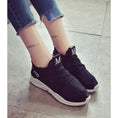 Flat-soled sports shoes
