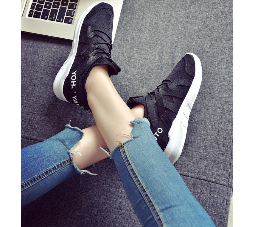 Flat-soled sports shoes